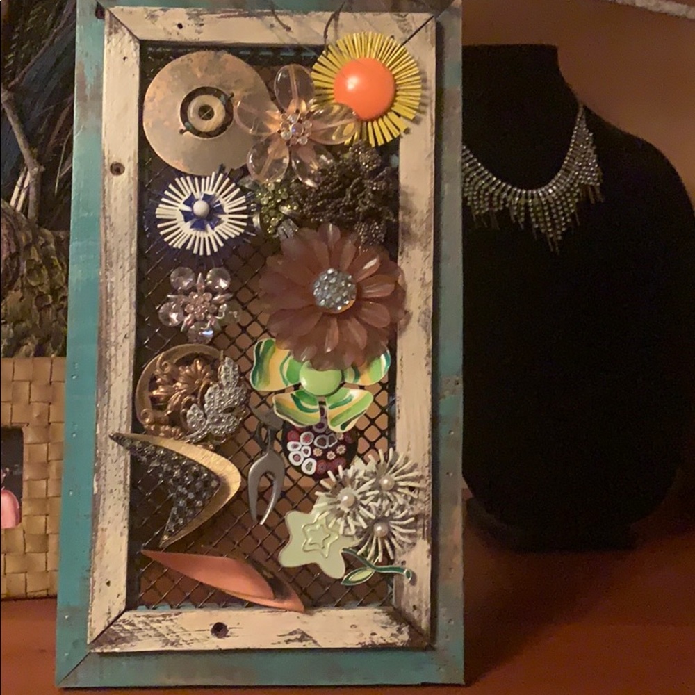 Jewelry stand with 15 brooches